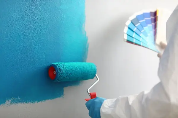 Pintor realizando un trabajo de pintura interior en Tenerife Norte